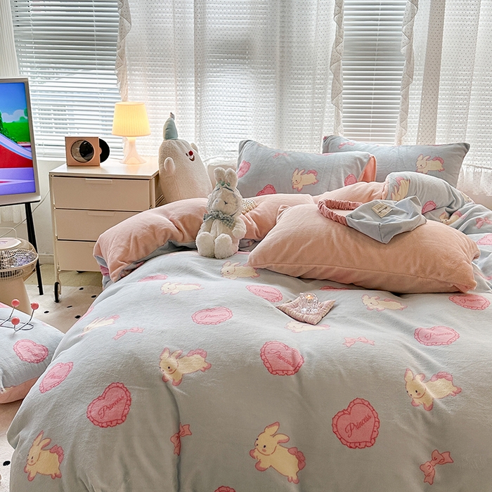 91家纺网 家纺一手货源 找家纺 昔可家纺  2023新款高克重印花牛奶绒卡通系列四件套 萝莉爱心兔