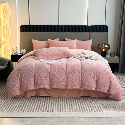 91家纺网 家纺一手货源 找家纺 铠畅家纺 2023爆款A类230g立体雕花牛奶绒四件套 飘逸粉