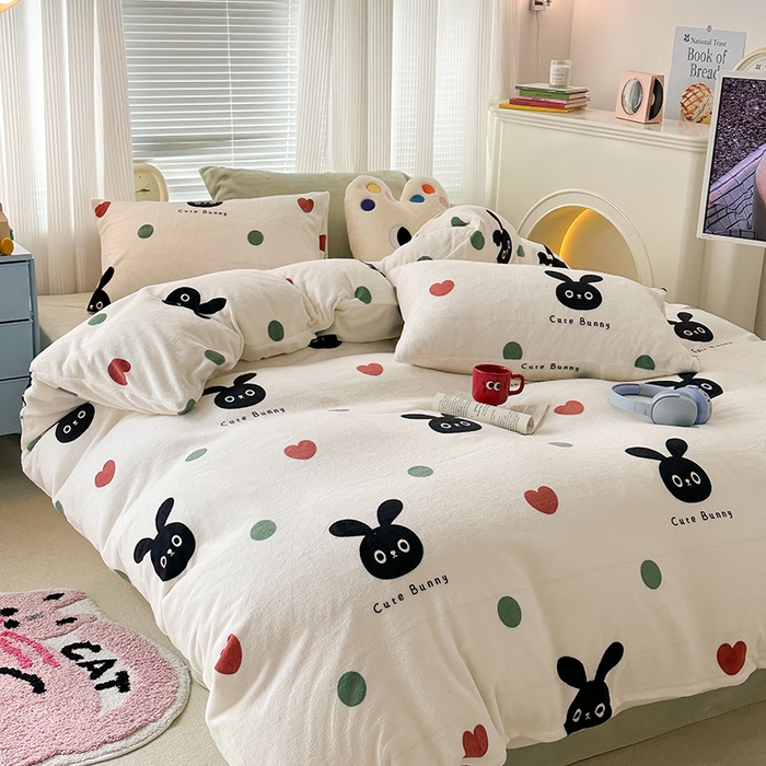 91家纺网 家纺一手货源 找家纺 昔可家纺  2023新款高克重印花牛奶绒卡通系列四件套 波点小黑兔