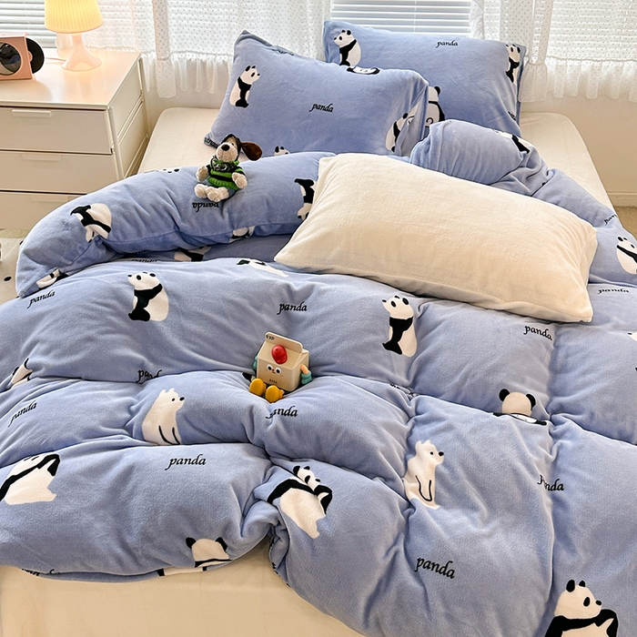 91家纺网 家纺一手货源 找家纺 昔可家纺  2023新款高克重印花牛奶绒卡通系列四件套 蓝底熊猫