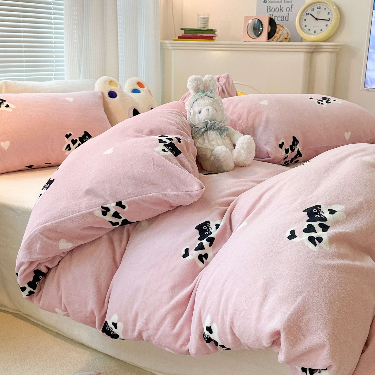 91家纺网 家纺一手货源 找家纺 昔可家纺  2023新款高克重印花牛奶绒卡通系列四件套 爱心小黑猫