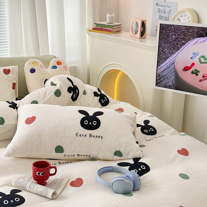 91家纺网 家纺一手货源 找家纺 昔可家纺  2023新款高克重印花牛奶绒卡通系列四件套 波点小黑兔