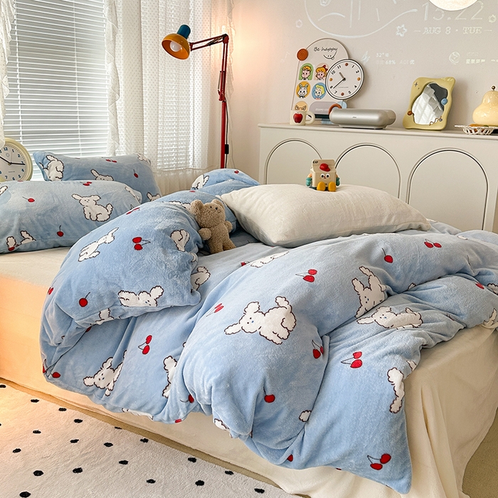 91家纺网 家纺一手货源 找家纺 昔可家纺  2023新款高克重印花牛奶绒卡通系列四件套 樱桃小奶狗