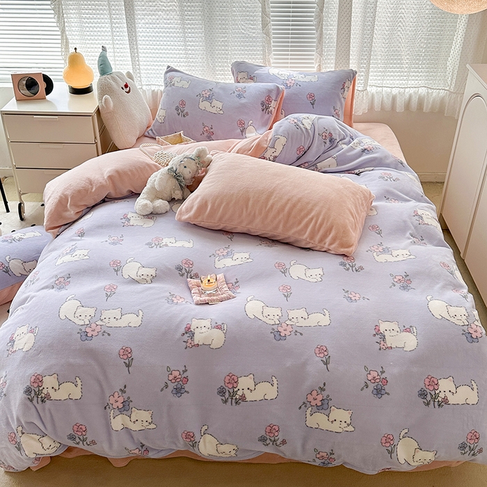 91家纺网 家纺一手货源 找家纺 昔可家纺  2023新款高克重印花牛奶绒卡通系列四件套 花花小猫咪