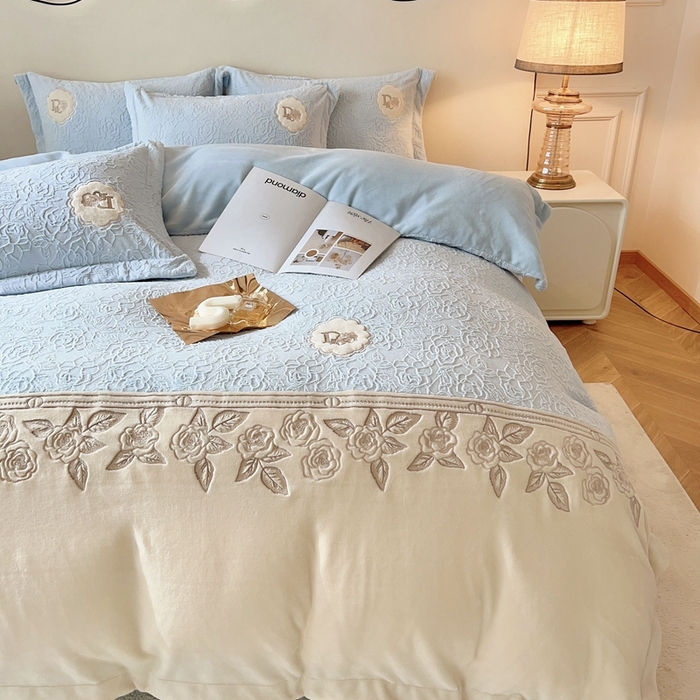 91家纺网 家纺一手货源 找家纺 宅家居 2023新款法式风拼接刺绣全消光A类浮雕花绒剪花烂花牛奶绒四件套-幸福玫瑰 魅-蓝