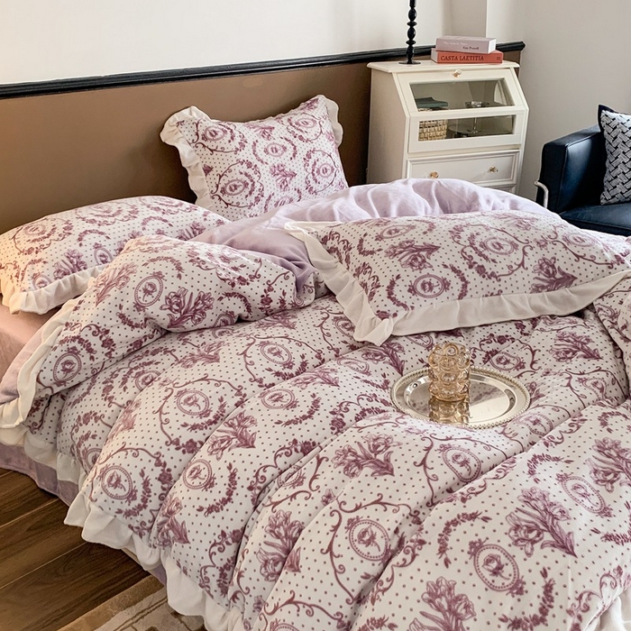 91家纺网 家纺一手货源 找家纺 潘朵拉 2023新款高克重法式花边着色雕花牛奶绒四件套 法式浪漫紫