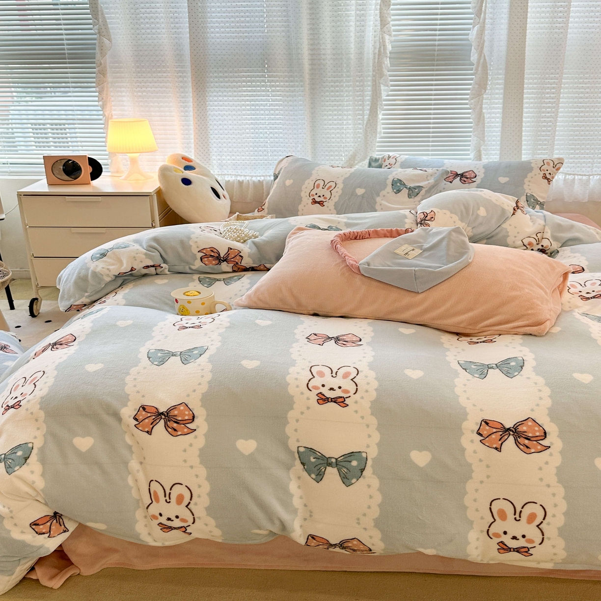 91家纺网 家纺一手货源 找家纺 昔可家纺  2023新款高克重印花牛奶绒卡通系列四件套 爱心蝴蝶结兔