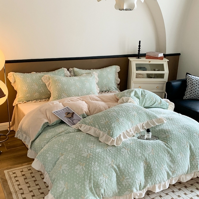 91家纺网 家纺一手货源 找家纺 潘朵拉 2023新款高克重法式花边着色雕花牛奶绒四件套 清浅（绿）