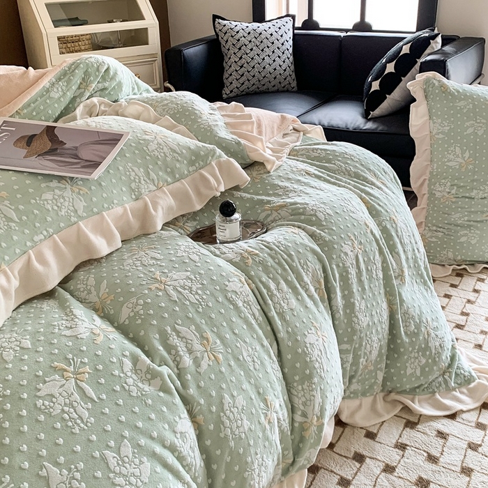 91家纺网 家纺一手货源 找家纺 潘朵拉 2023新款高克重法式花边着色雕花牛奶绒四件套 清浅（绿）