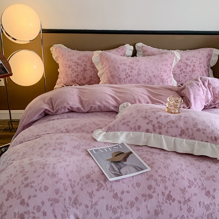 91家纺网 家纺一手货源 找家纺 潘朵拉 2023新款高克重法式花边着色雕花牛奶绒四件套 梨花粉紫