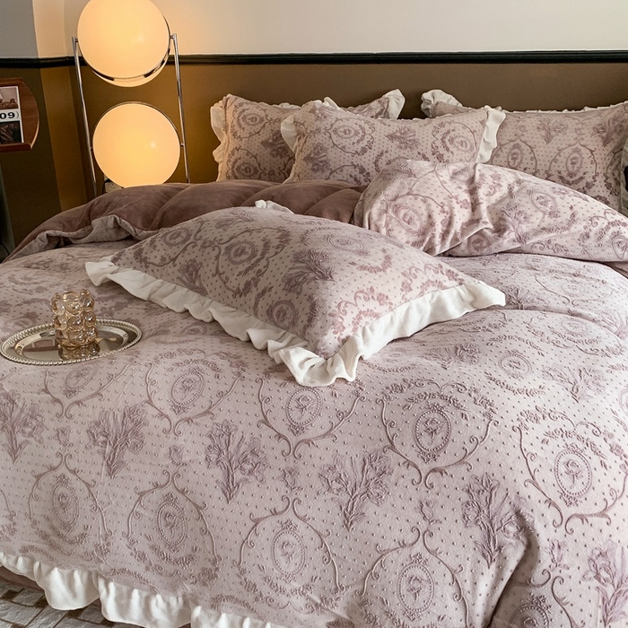 91家纺网 家纺一手货源 找家纺 潘朵拉 2023新款高克重法式花边着色雕花牛奶绒四件套 法式浪漫咖