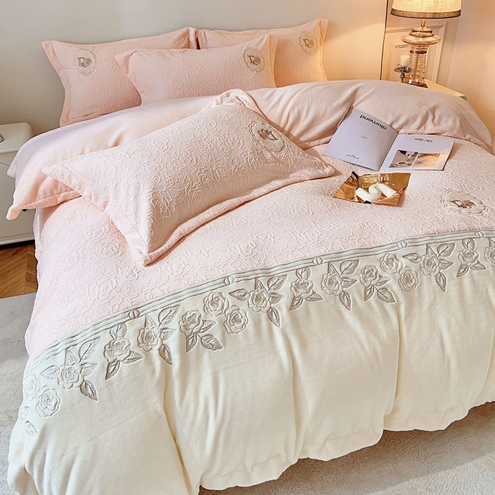 91家纺网 家纺一手货源 找家纺 宅家居 2023新款法式风拼接刺绣全消光A类浮雕花绒剪花烂花牛奶绒四件套-幸福玫瑰 魅-粉