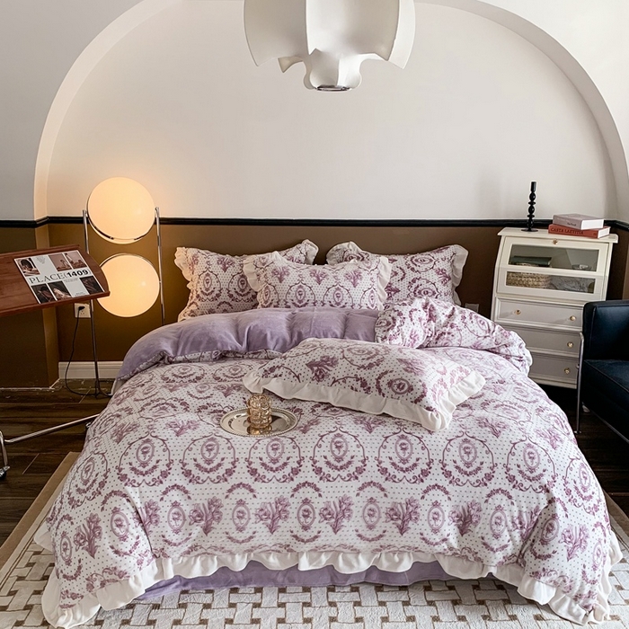 91家纺网 家纺一手货源 找家纺 潘朵拉 2023新款高克重法式花边着色雕花牛奶绒四件套 法式浪漫紫