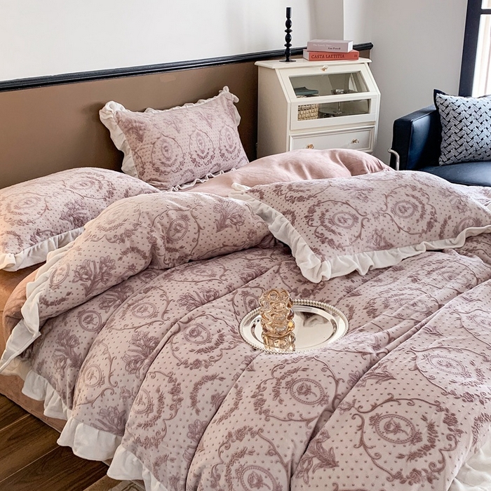 91家纺网 家纺一手货源 找家纺 潘朵拉 2023新款高克重法式花边着色雕花牛奶绒四件套 法式浪漫咖