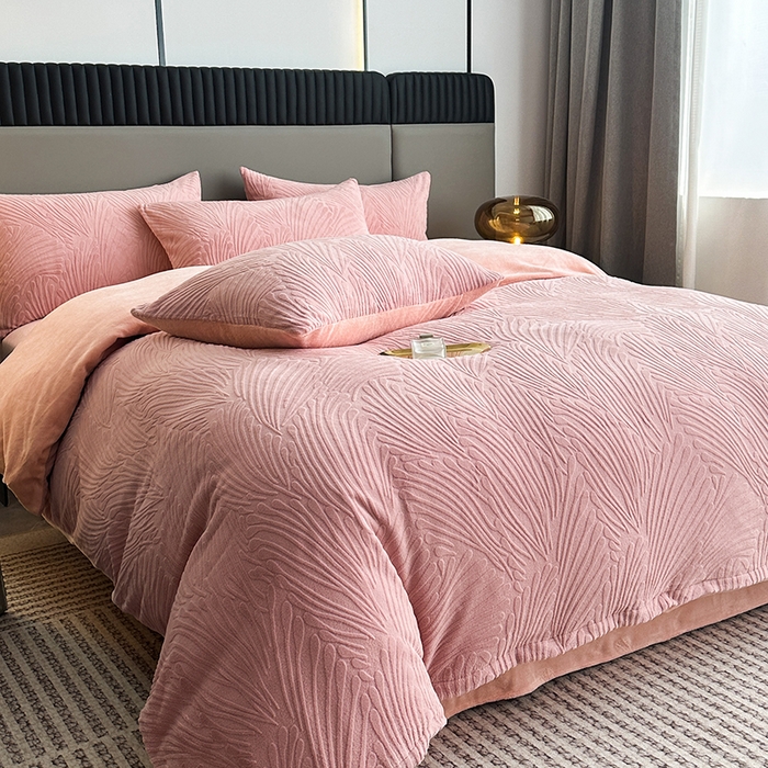 91家纺网 家纺一手货源 找家纺 铠畅家纺 2023爆款A类230g立体雕花牛奶绒四件套 大浪淘沙花型-粉