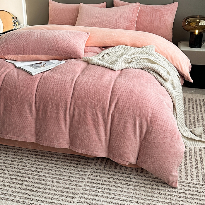 91家纺网 家纺一手货源 找家纺 铠畅家纺 2023爆款A类230g立体雕花牛奶绒四件套 七巧板粉