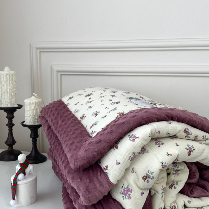 91家纺网 家纺一手货源 找家纺 源启生活 2023新款全棉皱皱纱手包边豆豆被 紫薇