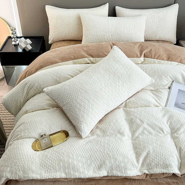 91家纺网 家纺一手货源 找家纺 铠畅家纺 2023爆款A类230g立体雕花牛奶绒四件套 七巧板奶白