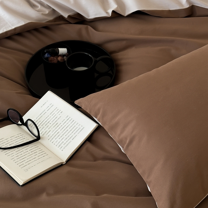 91家纺网 家纺一手货源 找家纺 时光里 2023北欧风简约纯色双拼60s加厚磨毛全棉四件套 深咖拼大麦灰