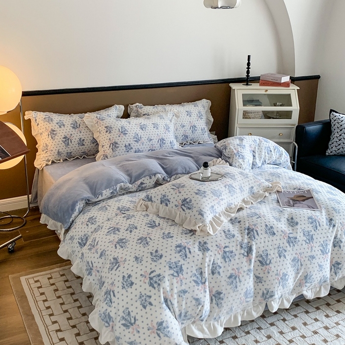 91家纺网 家纺一手货源 找家纺 潘朵拉 2023新款高克重法式花边着色雕花牛奶绒四件套 清浅（蓝）