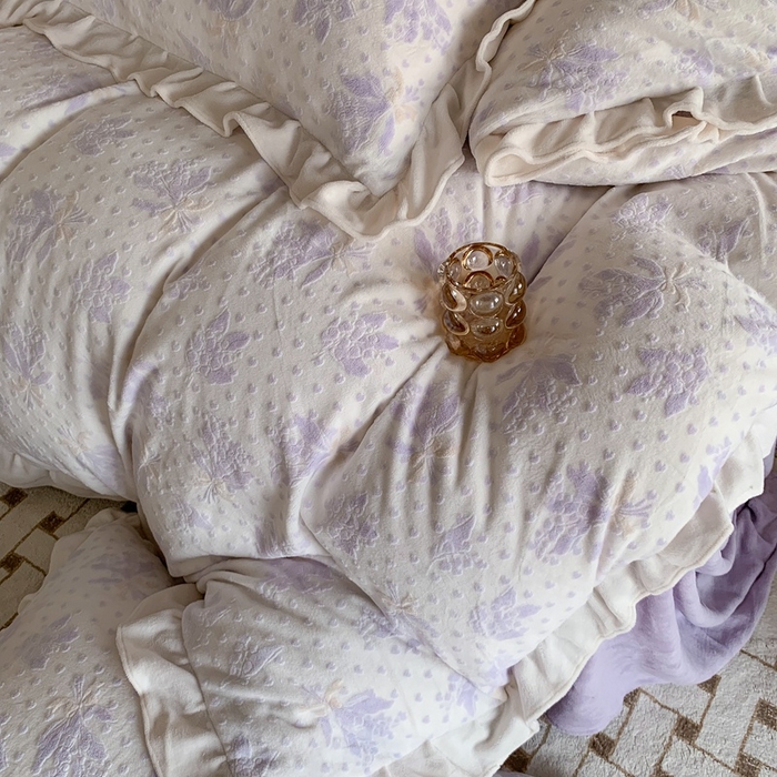 91家纺网 家纺一手货源 找家纺 潘朵拉 2023新款高克重法式花边着色雕花牛奶绒四件套 清浅（紫）