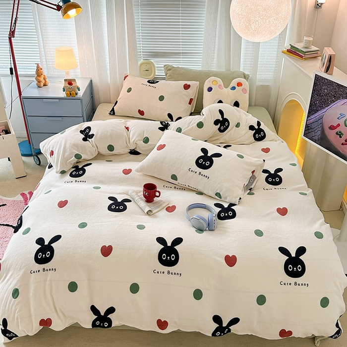 91家纺网 家纺一手货源 找家纺 昔可家纺  2023新款高克重印花牛奶绒卡通系列四件套 波点小黑兔