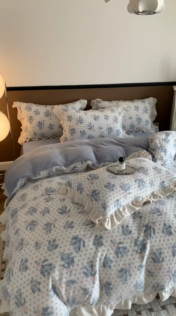 91家纺网 家纺一手货源 找家纺 潘朵拉 2023新款高克重法式花边着色雕花牛奶绒四件套 清浅（蓝）