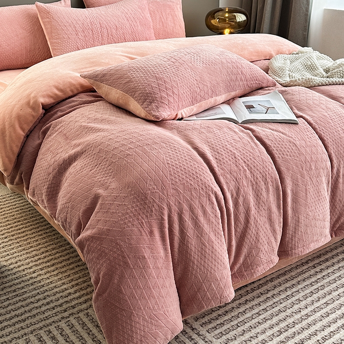 91家纺网 家纺一手货源 找家纺 铠畅家纺 2023爆款A类230g立体雕花牛奶绒四件套 七巧板粉