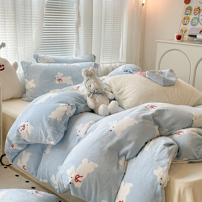 91家纺网 家纺一手货源 找家纺 昔可家纺  2023新款高克重印花牛奶绒卡通系列四件套 丝带小兔蓝