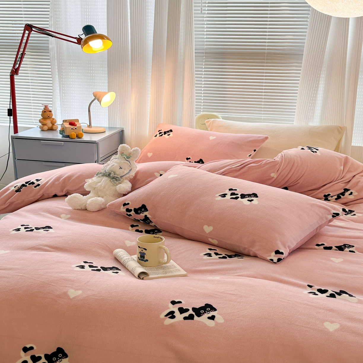 91家纺网 家纺一手货源 找家纺 昔可家纺  2023新款高克重印花牛奶绒卡通系列四件套 爱心小黑猫