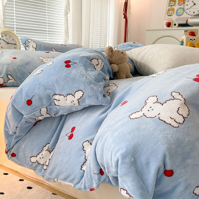 91家纺网 家纺一手货源 找家纺 昔可家纺  2023新款高克重印花牛奶绒卡通系列四件套 樱桃小奶狗