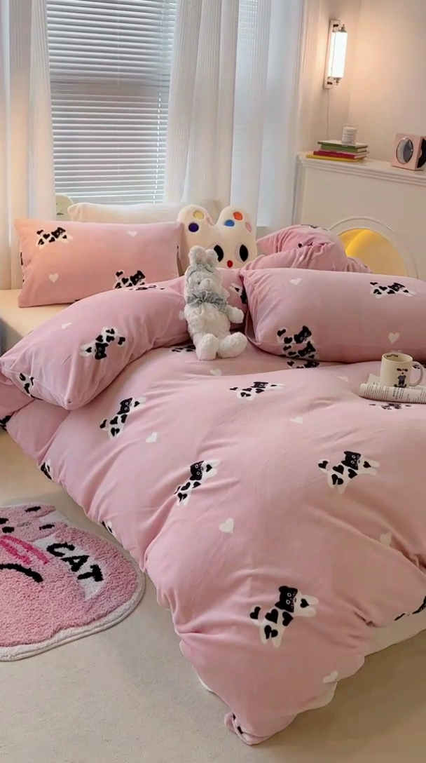 91家纺网 家纺一手货源 找家纺 昔可家纺  2023新款高克重印花牛奶绒卡通系列四件套 爱心小黑猫