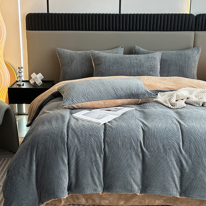 91家纺网 家纺一手货源 找家纺 铠畅家纺 2023爆款A类230g立体雕花牛奶绒四件套 大浪淘沙花型-灰