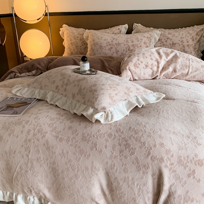 91家纺网 家纺一手货源 找家纺 潘朵拉 2023新款高克重法式花边着色雕花牛奶绒四件套 梨花咖