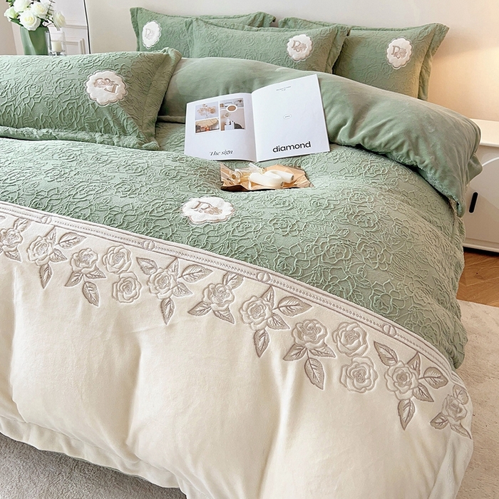 91家纺网 家纺一手货源 找家纺 宅家居 2023新款法式风拼接刺绣全消光A类浮雕花绒剪花烂花牛奶绒四件套-幸福玫瑰 魅-绿