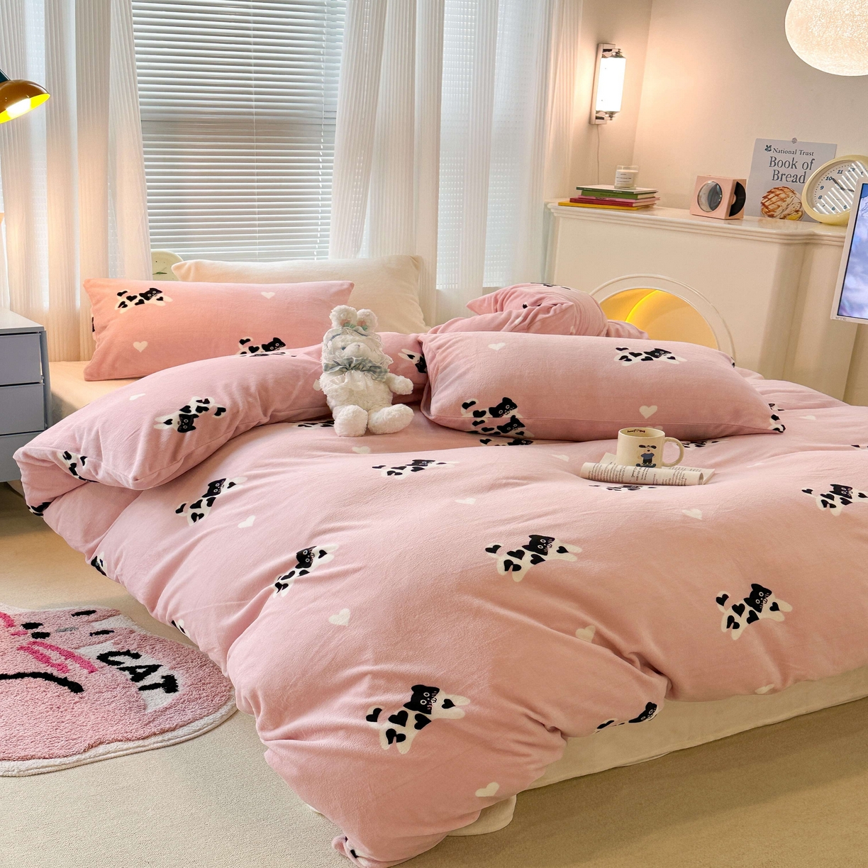 91家纺网 家纺一手货源 找家纺 昔可家纺  2023新款高克重印花牛奶绒卡通系列四件套 爱心小黑猫