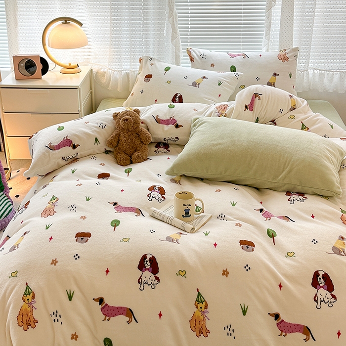 91家纺网 家纺一手货源 找家纺 昔可家纺  2023新款高克重印花牛奶绒卡通系列四件套 萌宠狗狗