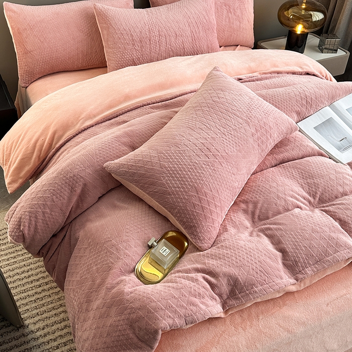 91家纺网 家纺一手货源 找家纺 铠畅家纺 2023爆款A类230g立体雕花牛奶绒四件套 七巧板粉