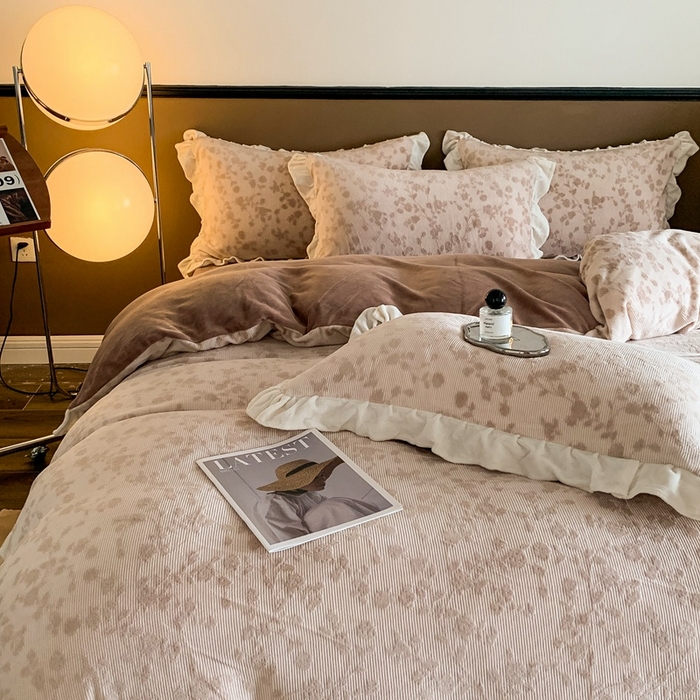 91家纺网 家纺一手货源 找家纺 潘朵拉 2023新款高克重法式花边着色雕花牛奶绒四件套 梨花咖