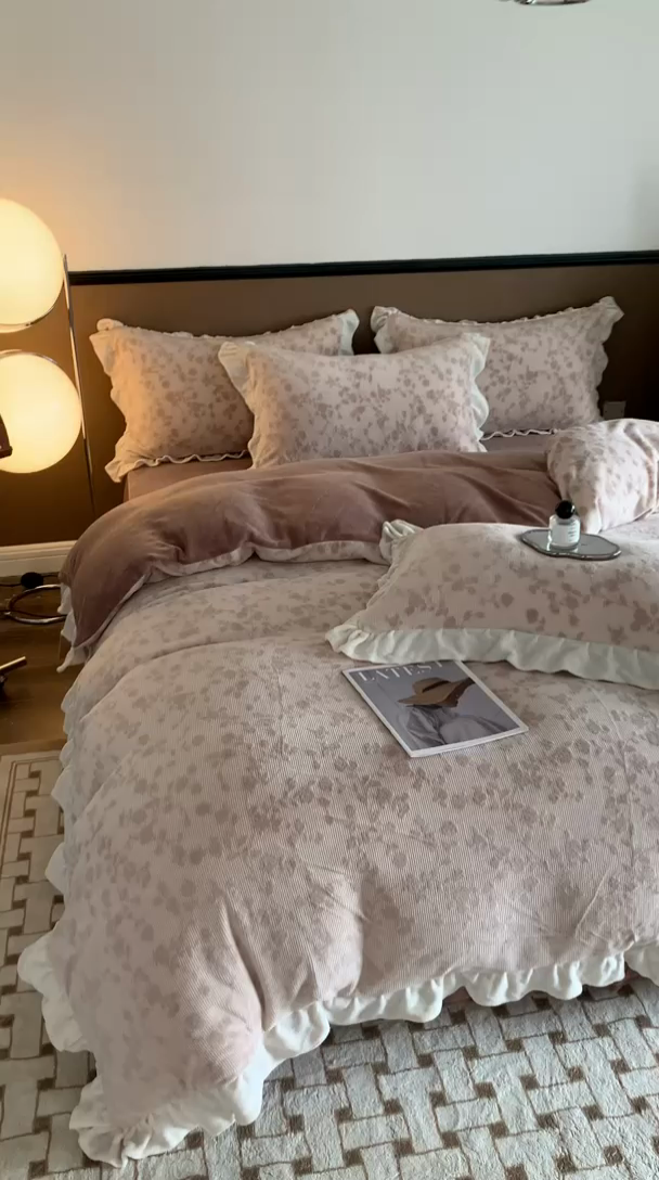 91家纺网 家纺一手货源 找家纺 潘朵拉 2023新款高克重法式花边着色雕花牛奶绒四件套 梨花咖