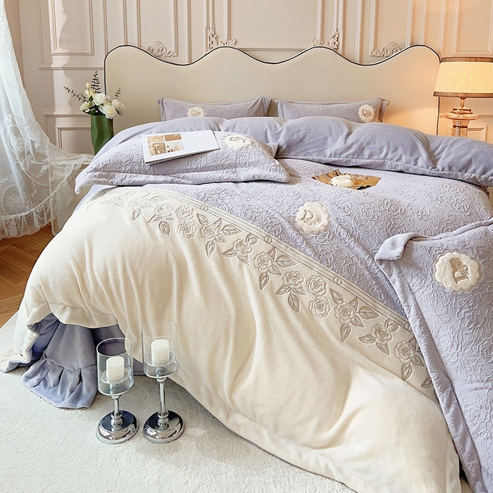 91家纺网 家纺一手货源 找家纺 宅家居 2023新款法式风拼接刺绣全消光A类浮雕花绒剪花烂花牛奶绒四件套-幸福玫瑰 魅-紫