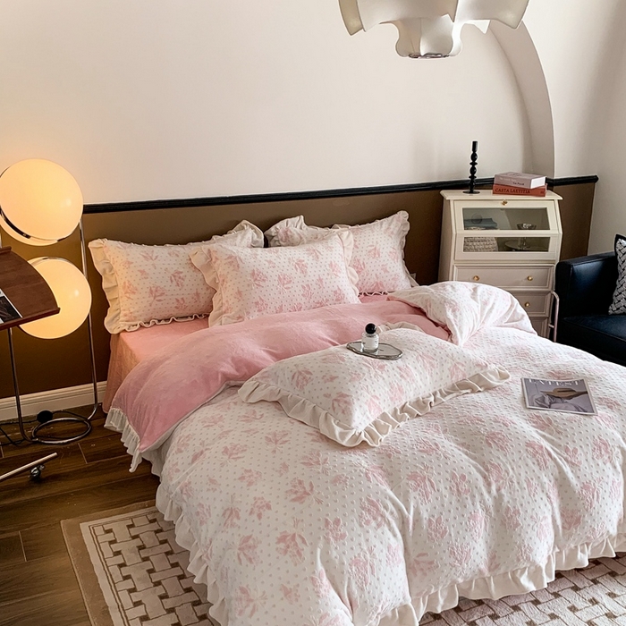 91家纺网 家纺一手货源 找家纺 潘朵拉 2023新款高克重法式花边着色雕花牛奶绒四件套 清浅（粉)