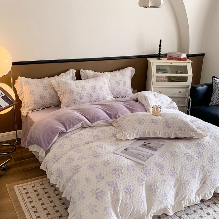 91家纺网 家纺一手货源 找家纺 潘朵拉 2023新款高克重法式花边着色雕花牛奶绒四件套 清浅（紫）