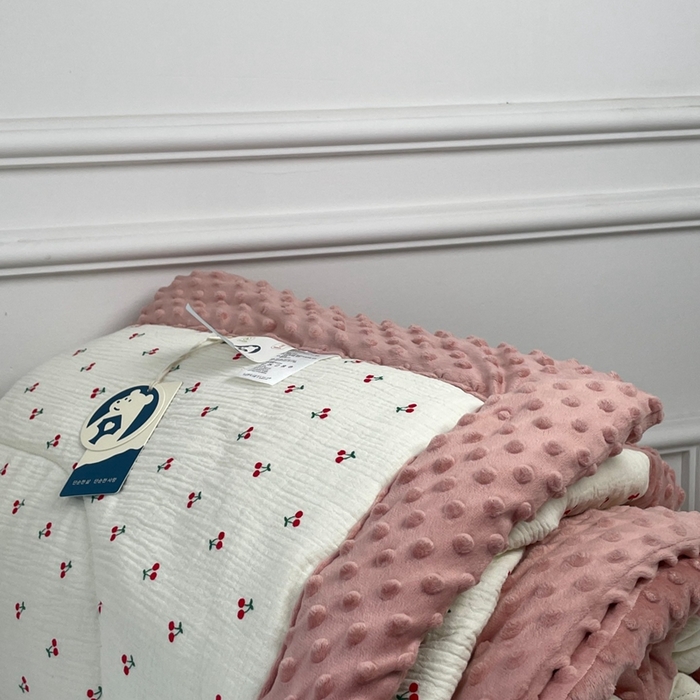 91家纺网 家纺一手货源 找家纺 源启生活 2023新款全棉皱皱纱手包边豆豆被 小樱桃