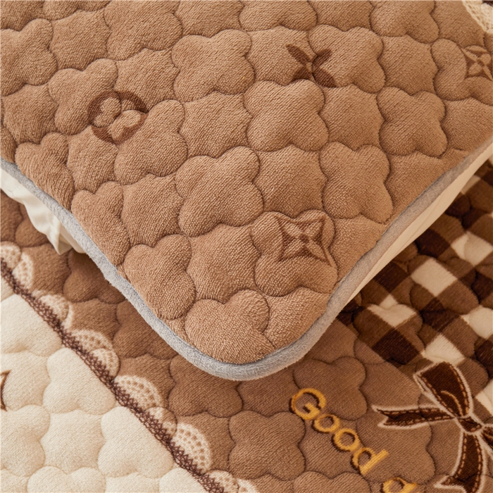 91家纺网 家纺一手货源 找家纺 喜居 2023新款a类印花牛奶绒抗菌夹棉床笠床护垫 蝴蝶结