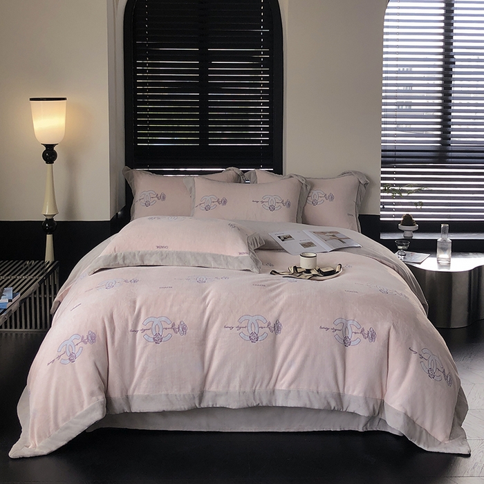 91家纺网 家纺一手货源 找家纺 榻尚家居 2023秋冬新款高克重牛奶绒四件套--闻香系列 闻香 微醺粉