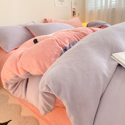 91家纺网 家纺一手货源 找家纺 眠帛家居 2023新款加厚牛奶绒双拼四件套 浅紫-奶油粉