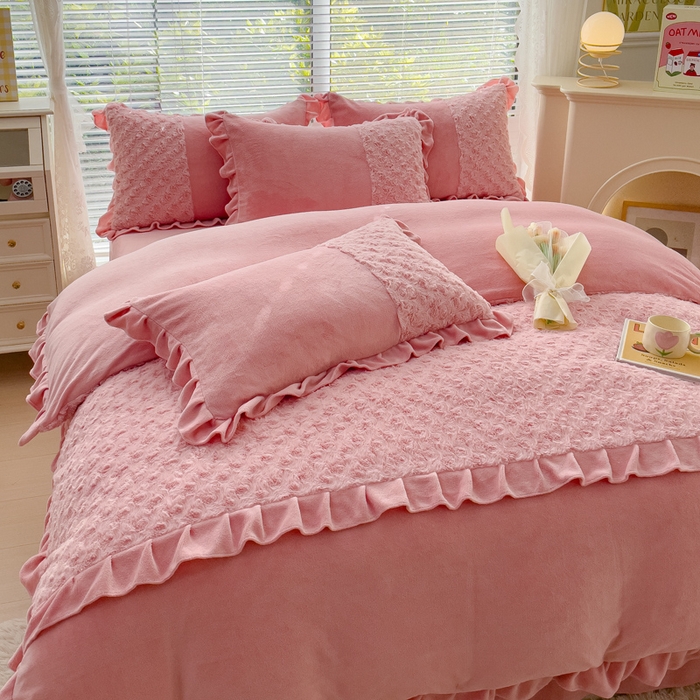 91家纺网 家纺一手货源 找家纺 金米诺 2024新款加厚保暖韩式双层花边玫瑰兔绒系列四件套 粉玉