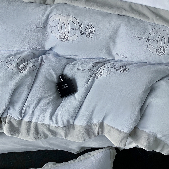 91家纺网 家纺一手货源 找家纺 榻尚家居 2023秋冬新款高克重牛奶绒四件套--闻香系列 闻香 晴山蓝