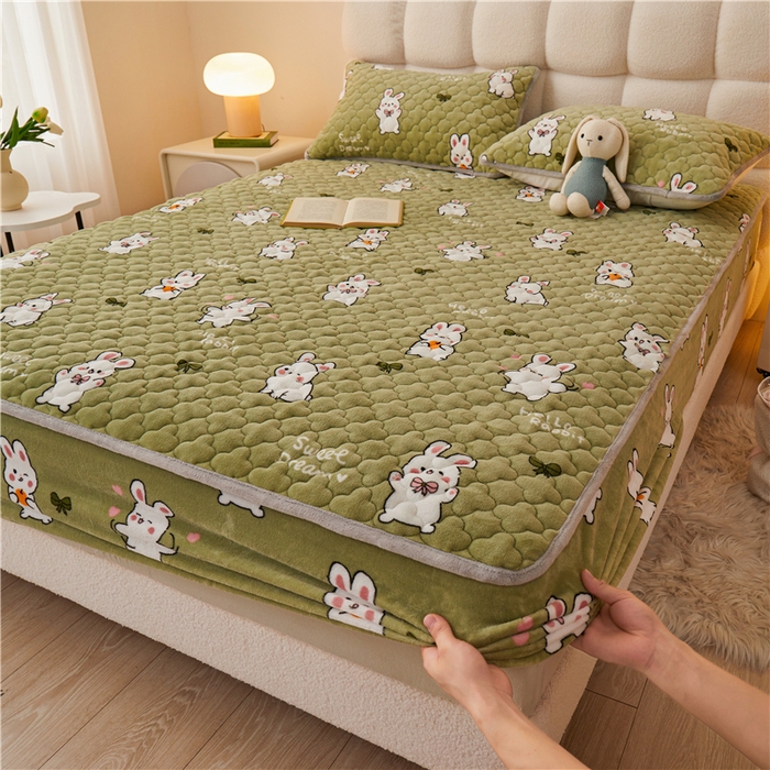 91家纺网 家纺一手货源 找家纺 喜居 2023新款a类印花牛奶绒抗菌夹棉床笠床护垫 甜蜜小兔